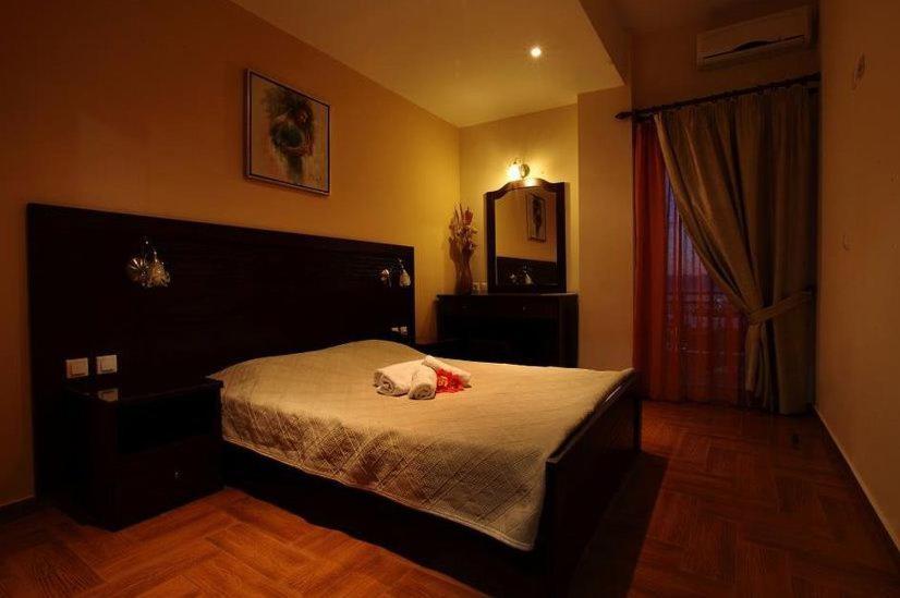 NerotriviáPantheon Hotel & Suites的一间卧室配有一张床、镜子和窗户