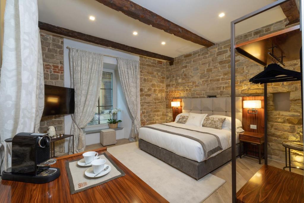 佛罗伦萨Donati Luxury Tower Suites的一间卧室设有一张床和砖墙