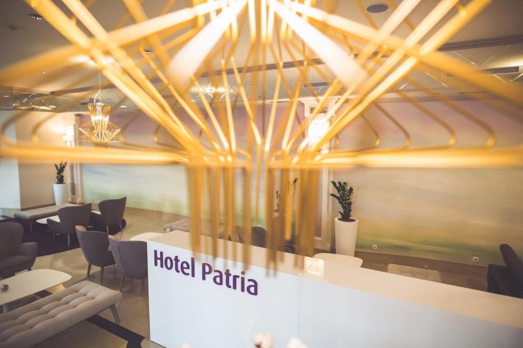 Beli Manastir帕特里亚酒店的酒店带桌椅的帕特里亚餐厅