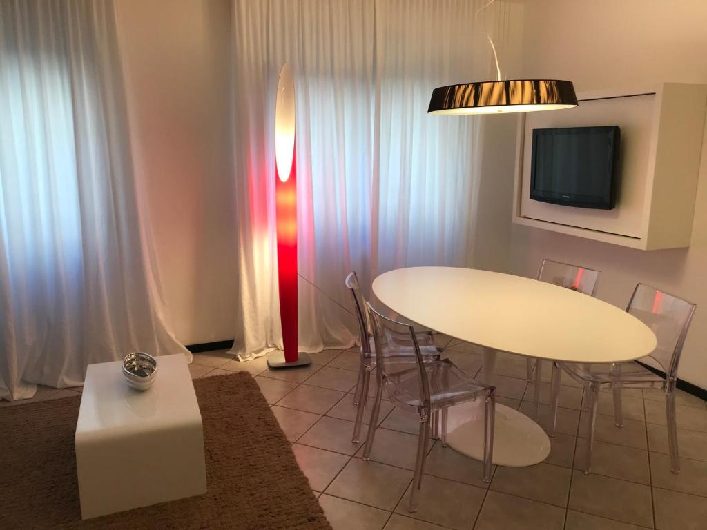 里米尼Rimini Centro Storico的一间配备有白色桌椅的用餐室