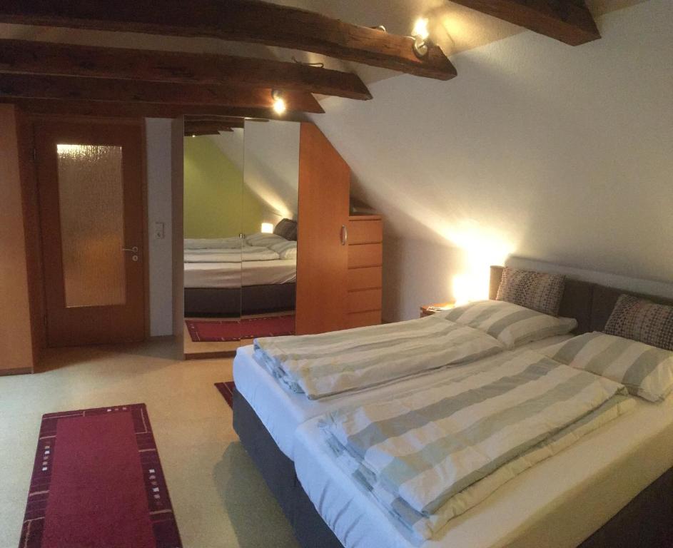 伊策霍Ferienwohnung Wilde - Holzkamp的一间卧室配有一张大床和镜子