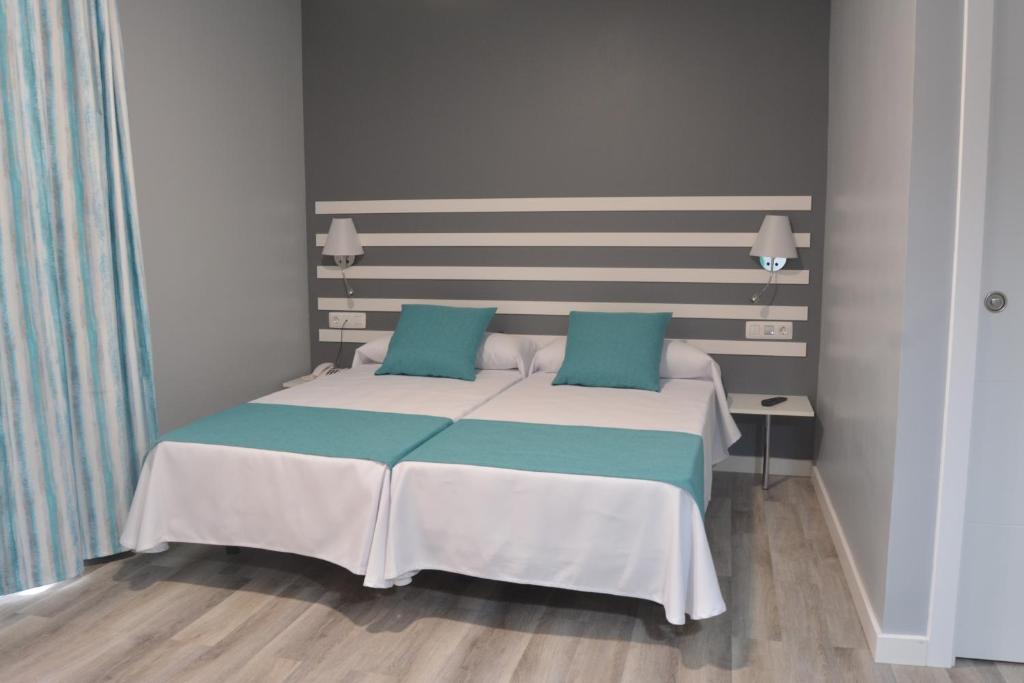拉克鲁斯RF班比公寓 - 仅供成年人入住的一间卧室配有一张带蓝色枕头的大床