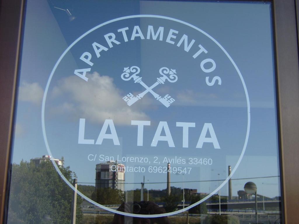 阿维莱斯Apartamentos La Tata的塔塔楼窗户上的标志