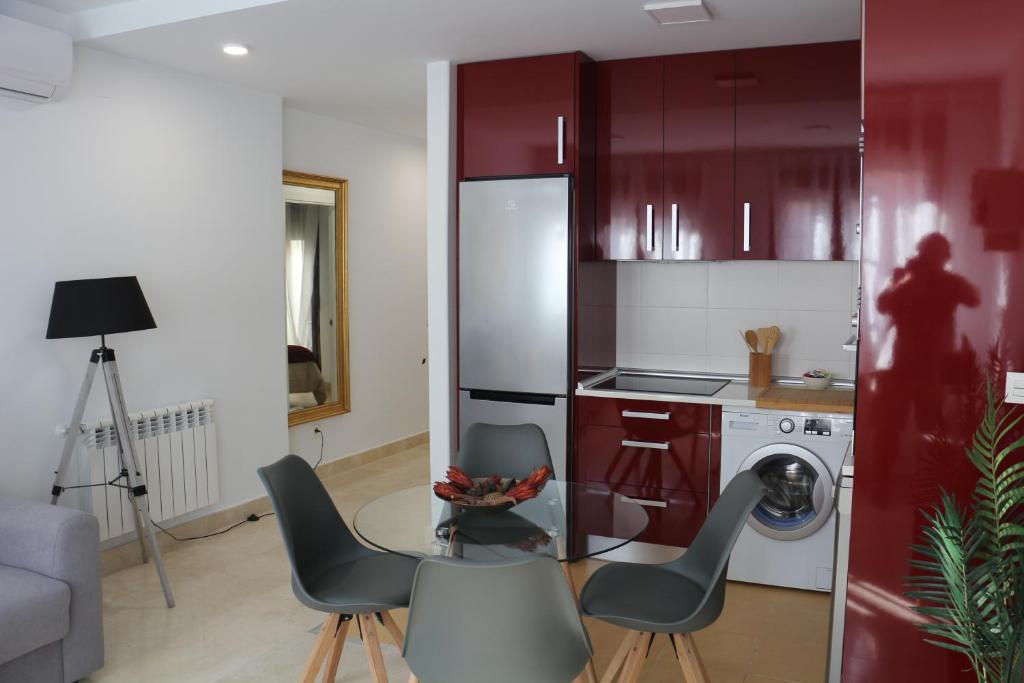 托莱多Apartamento Homelife Roca Tarpeya 4的一间厨房,里面配有桌椅