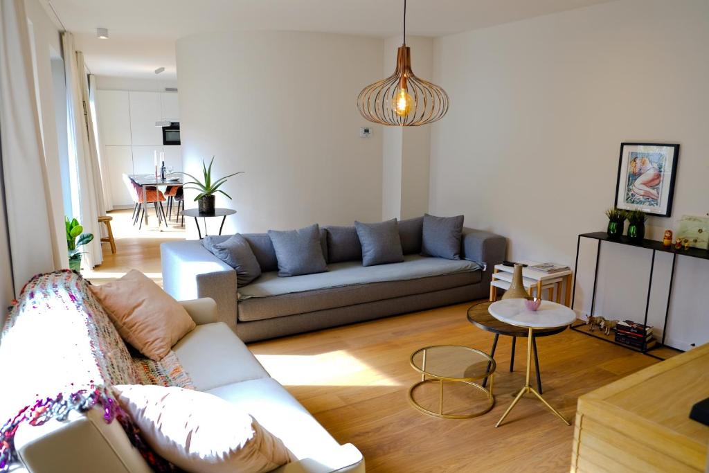 根特Modern Appartment in the Heart of Ghent的客厅配有沙发和桌子