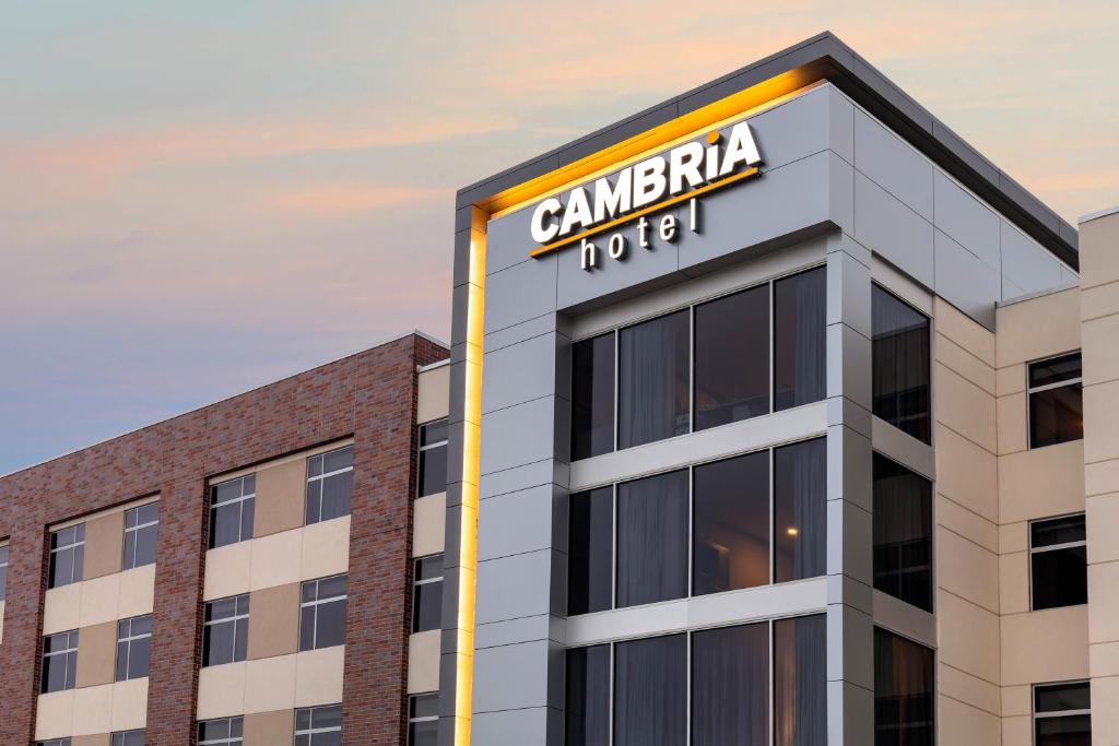 奥马哈Cambria Hotel Omaha Downtown的上面有加那利酒店标志的建筑