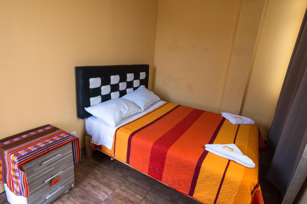 利马Hospedaje el viajero-Aeropuerto的一间小卧室,配有一张床和一个梳妆台