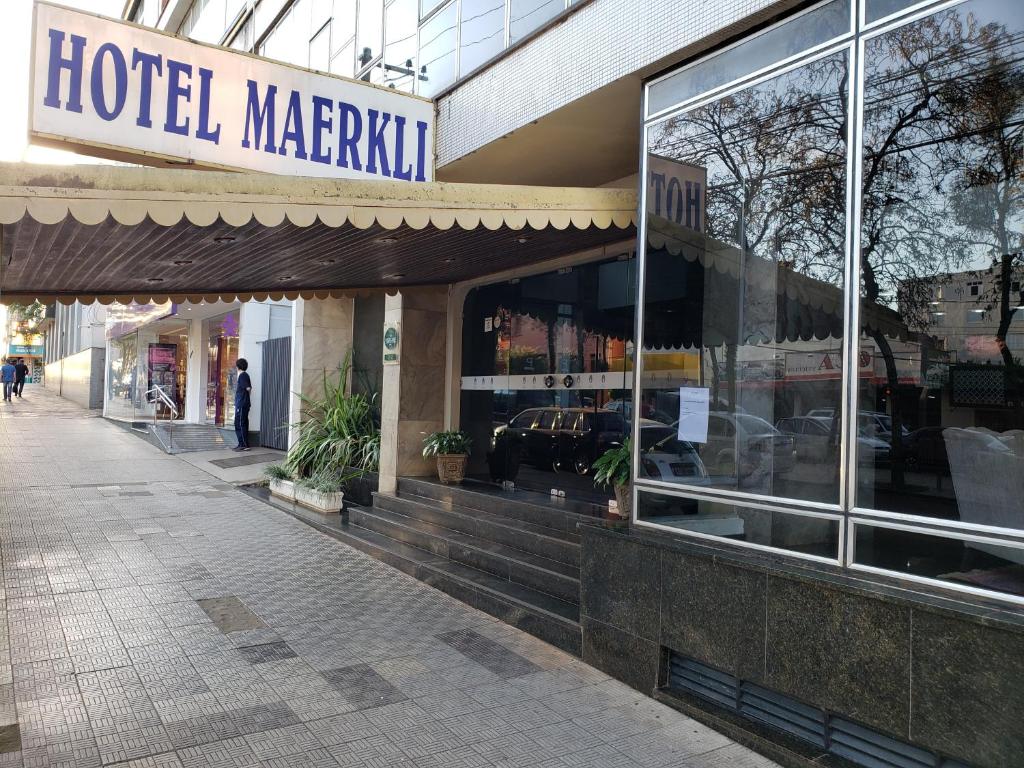 圣安热卢Hotel Maerkli的大楼前的一座酒店防暴标志
