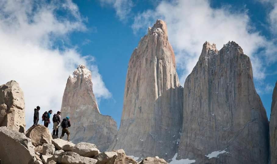 纳塔列斯港Turismo FORTALEZA PATAGONIA的一群人爬上山