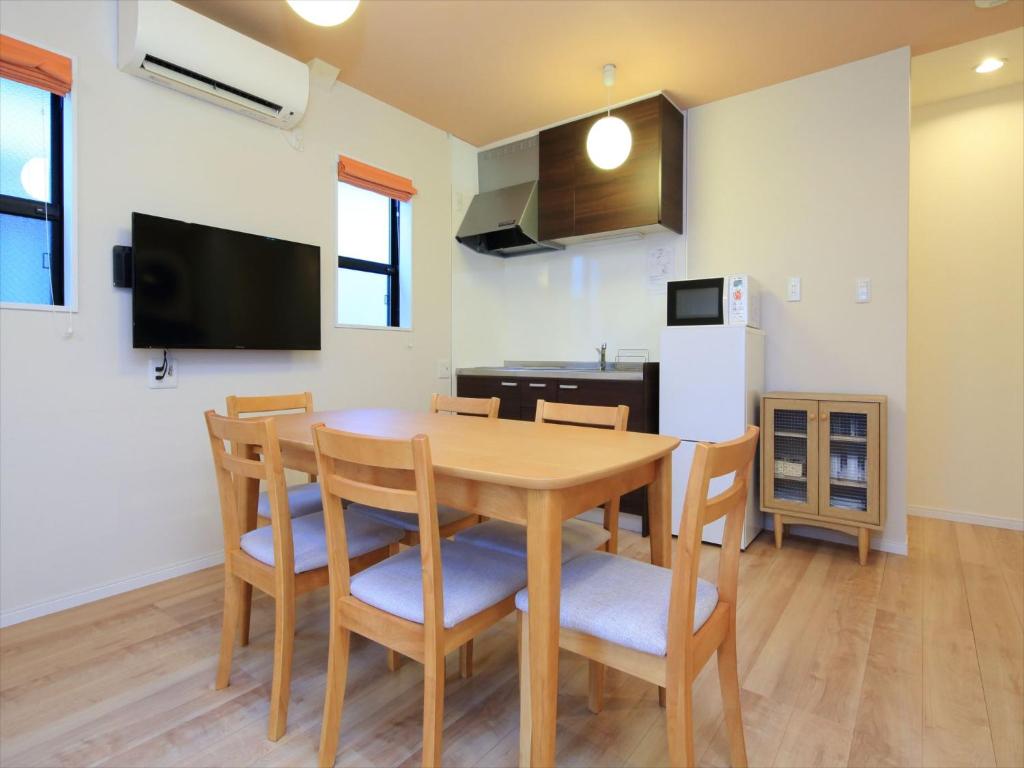 东京东京古都涩谷3公寓的厨房以及带桌椅的用餐室。