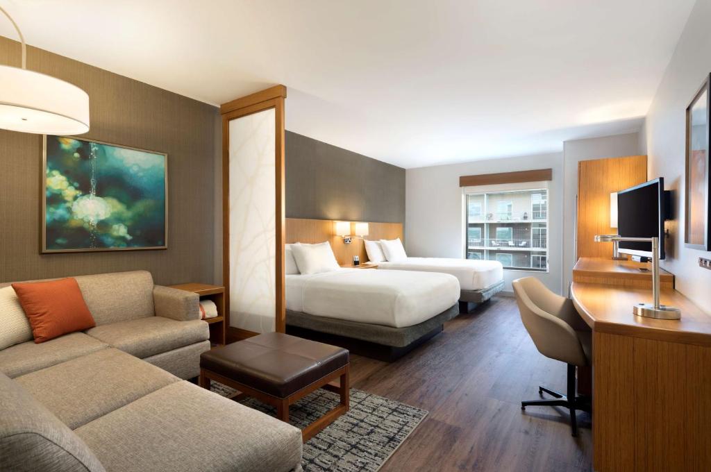 奥斯汀奥斯汀市中心凯悦嘉轩酒店的酒店客房,设有两张床和一张沙发