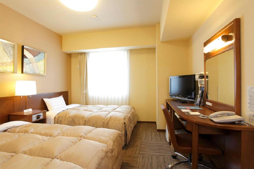 一宫市一宫站前路酒店的酒店客房设有两张床和一张带电脑的书桌