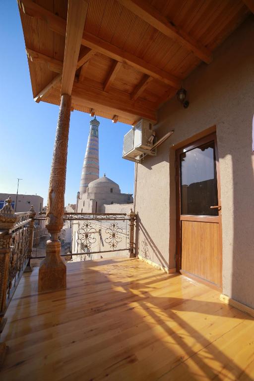 希瓦Khiva Siyovush Hotel的阳台享有寺庙的景致。