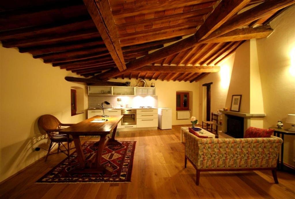 Cincelli沃尔托迪科尔内利奥酒店的一间带桌子的客厅和一间厨房