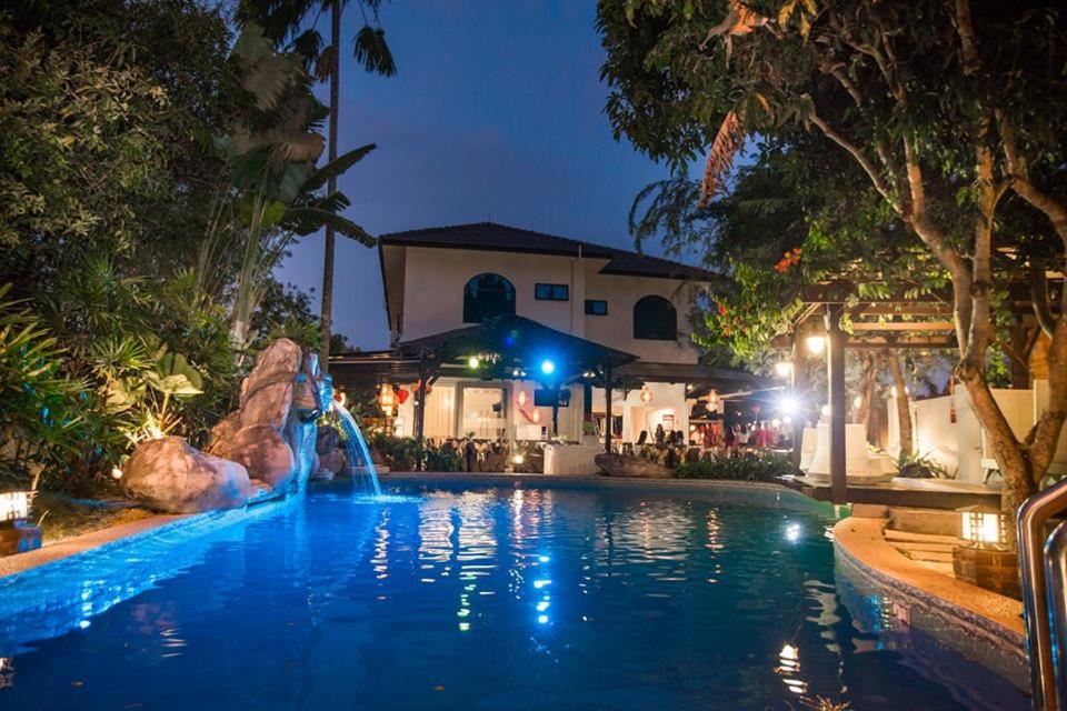 麻坡丹戎别墅旅馆的夜间游泳池,设有喷泉
