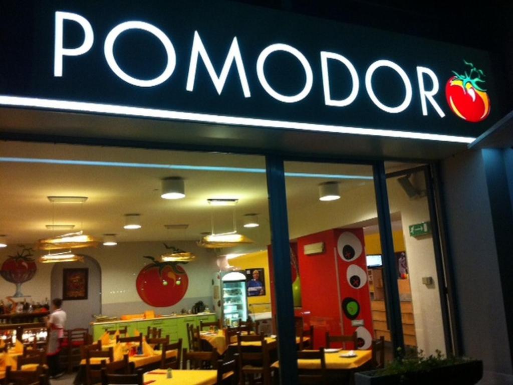 奥梅尼亚Albergo Ristorante Pomodoro的一间标有番茄餐厅的招牌的餐厅