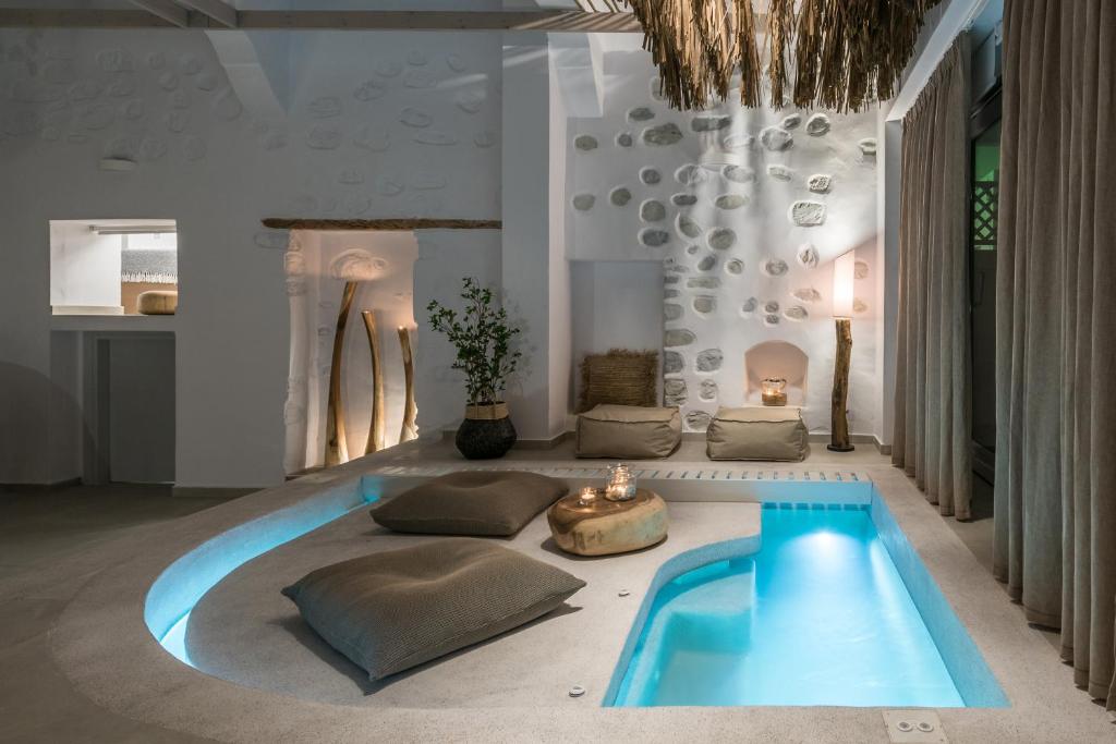 阿斯提帕莱亚镇Aphrodite Luxury apartment的客厅位于客房中间,设有游泳池