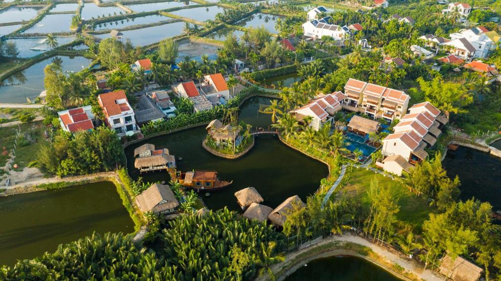 会安Zest Resort & Spa Hoi An的河流上房屋的空中景观
