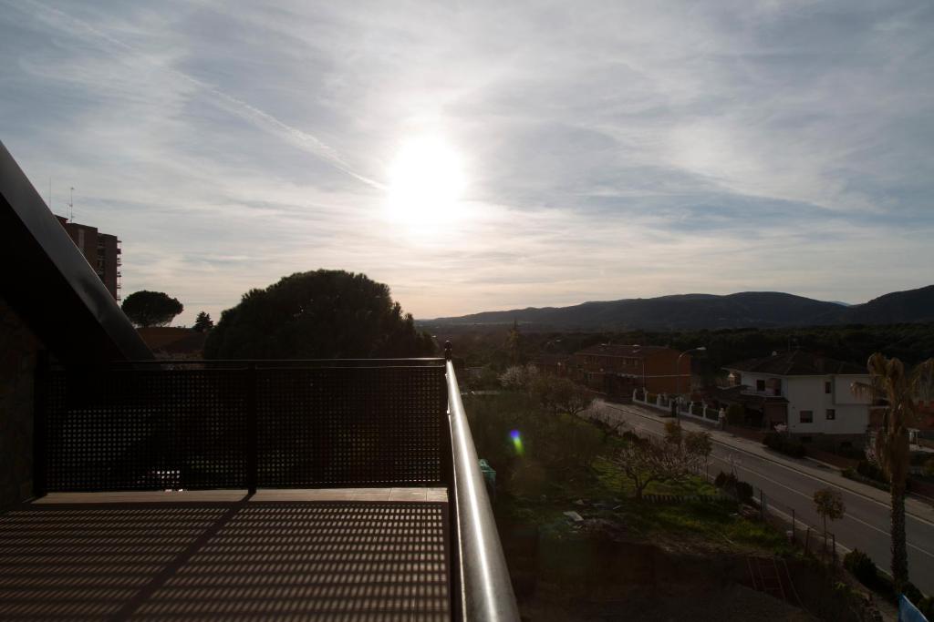 Aldea del FresnoApartamentos "Casa Rural de Aldea"的阳台享有阳光美景。