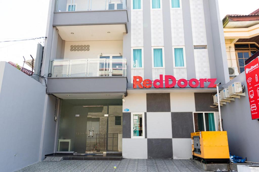 三宝垄RedDoorz Near Gajah Mada Street Semarang的大楼一侧的红色门标