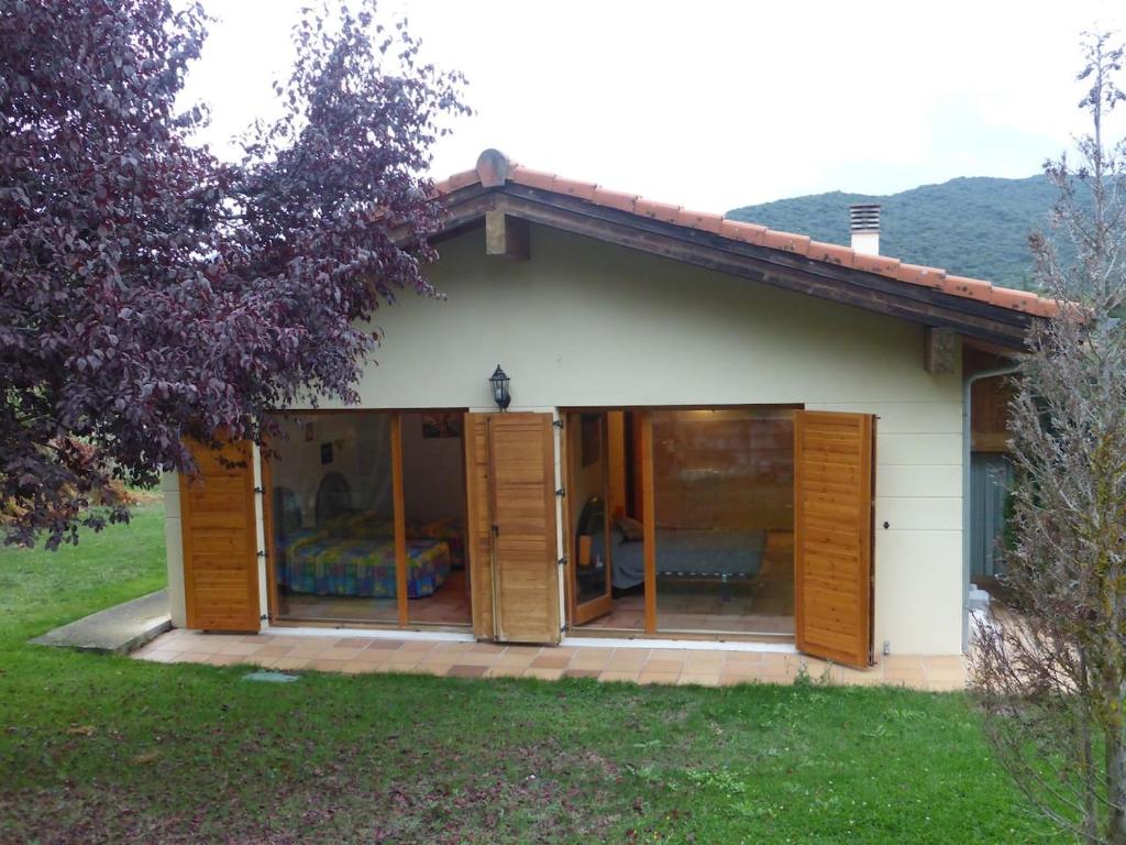 PobesUna casa con vistas en Pobes的一间小房子,带滑动玻璃门