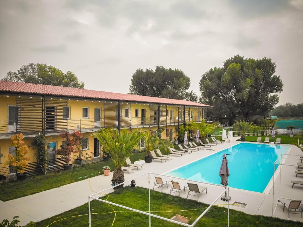 米兰多尔斯卢娜农家乐的享有带游泳池的度假村的空中景致