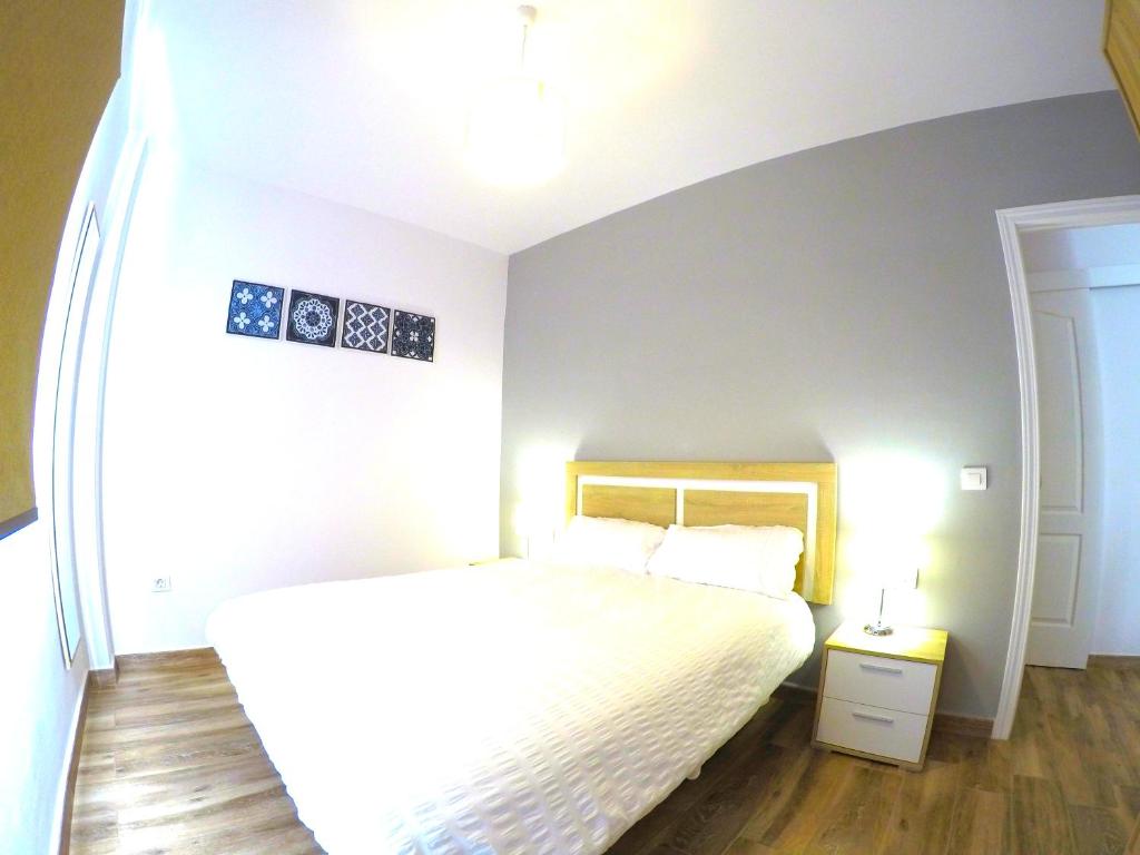 San AndrésNina Apartment的一间卧室配有一张带白色床罩的床