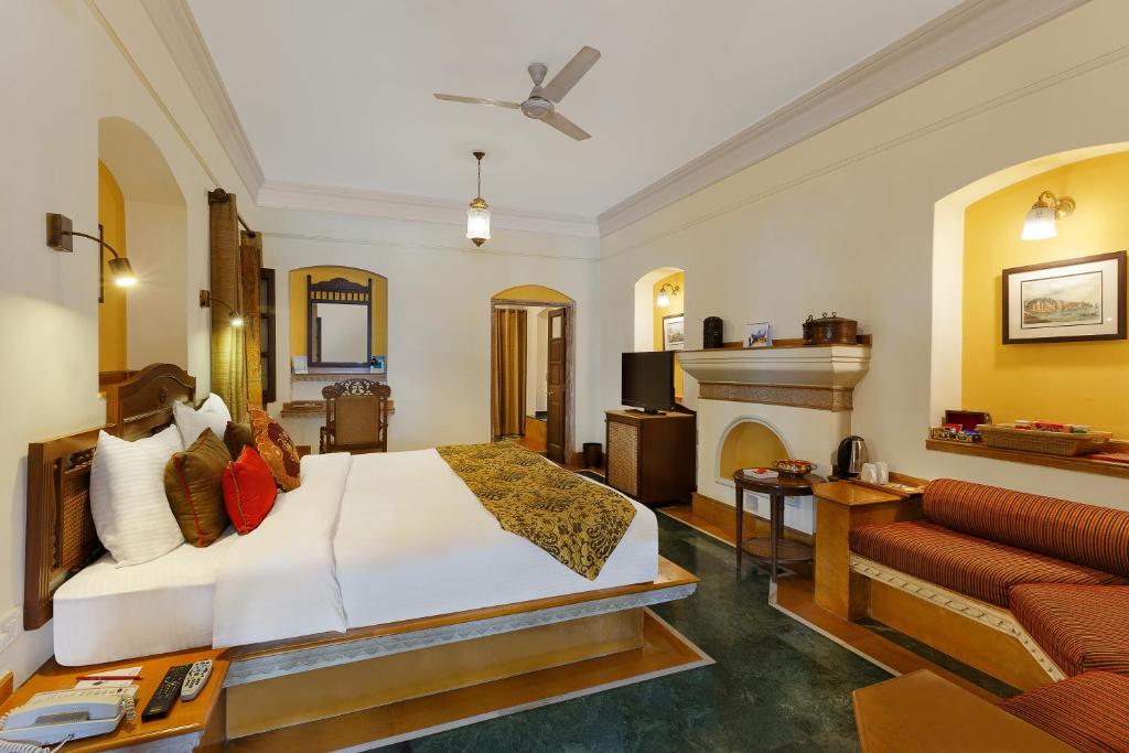 哈里瓦The Haveli Hari Ganga by Leisure Hotels的酒店客房配有一张床和一个壁炉。