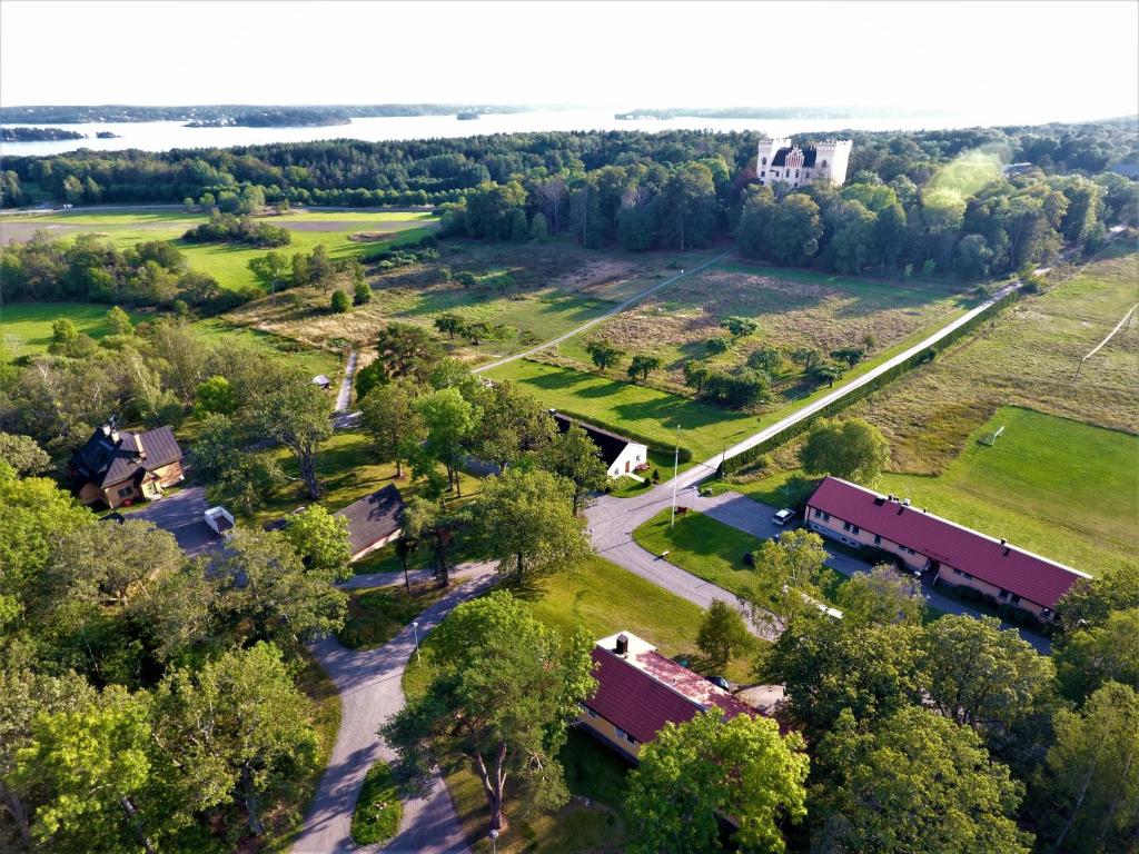 瓦克斯霍尔姆Bogesund Slottsvandrarhem的享有农场的空中景色,拥有房子和树木