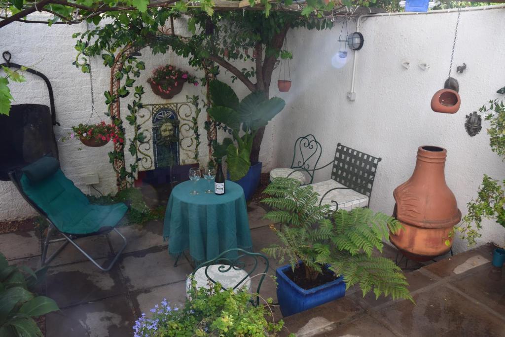 海德堡Buckhouse Elegant Village Apartment的庭院配有桌椅和植物