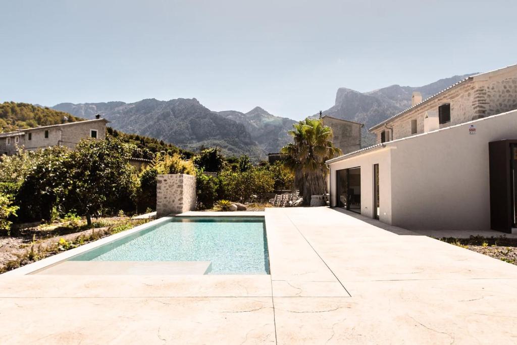 索列尔Villa Can Batach-Nueva Construcción en Sóller的一座房子后院的游泳池
