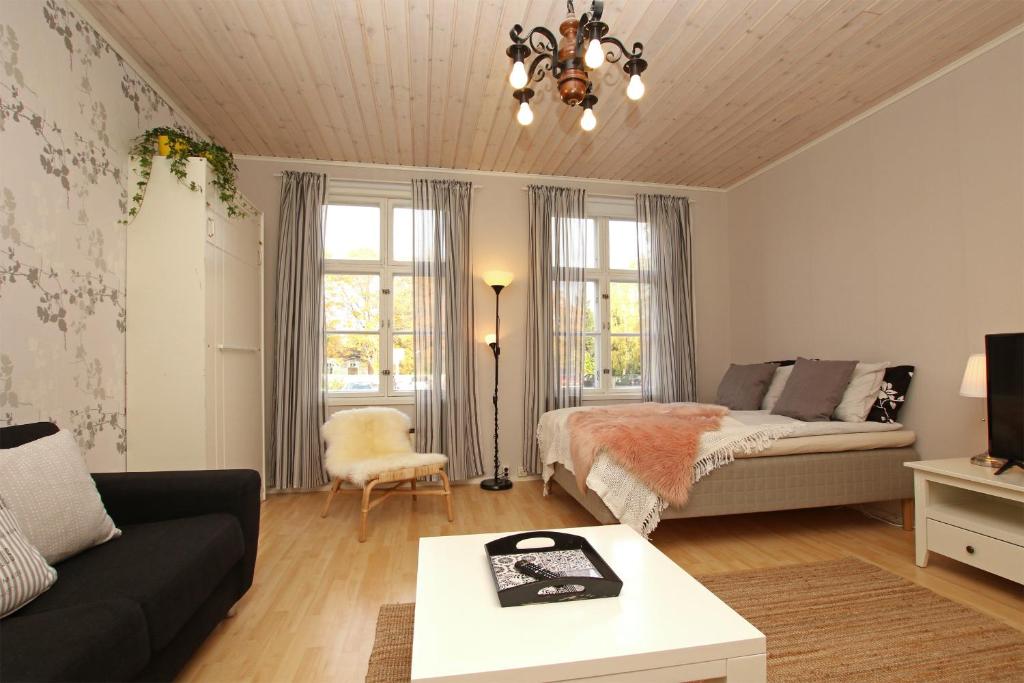 波里Idyllic central wooden house apartment的客厅配有床和沙发