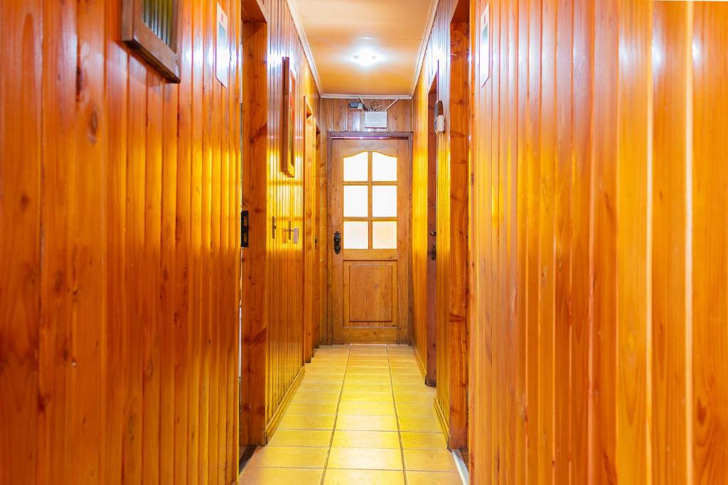 比亚里卡Hostal Katemu的走廊上设有木墙和门