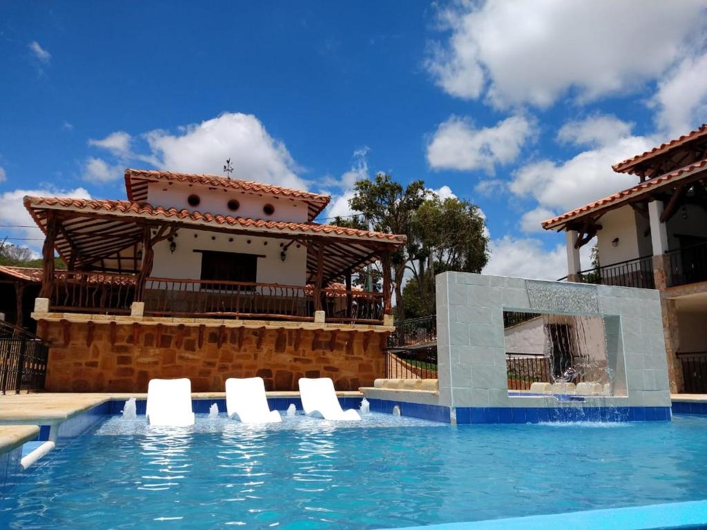 巴里查拉Hotel Campestre Ataraxia Barichara的别墅前设有游泳池