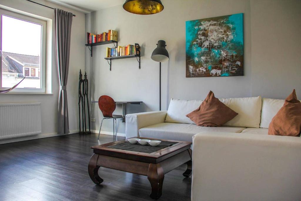 不莱梅EXKLUSIVE 2 Zimmer Wohnung mit Balkon in Top Lage!的带沙发和咖啡桌的客厅