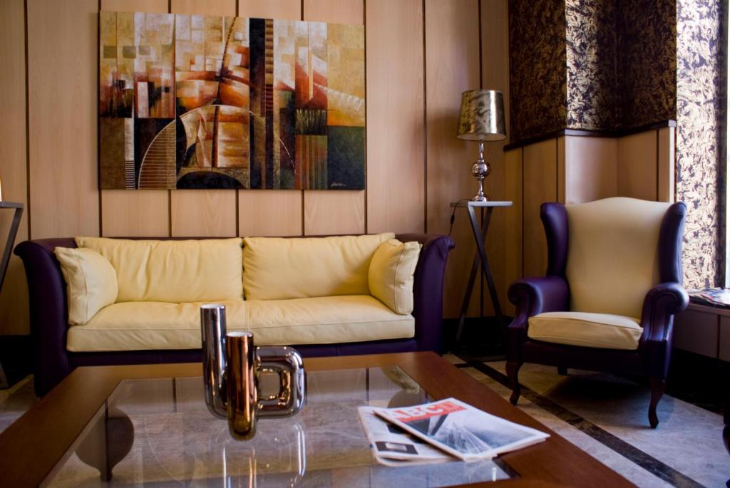 马德里欧罗巴皮尔塔4C酒店的带沙发和咖啡桌的客厅