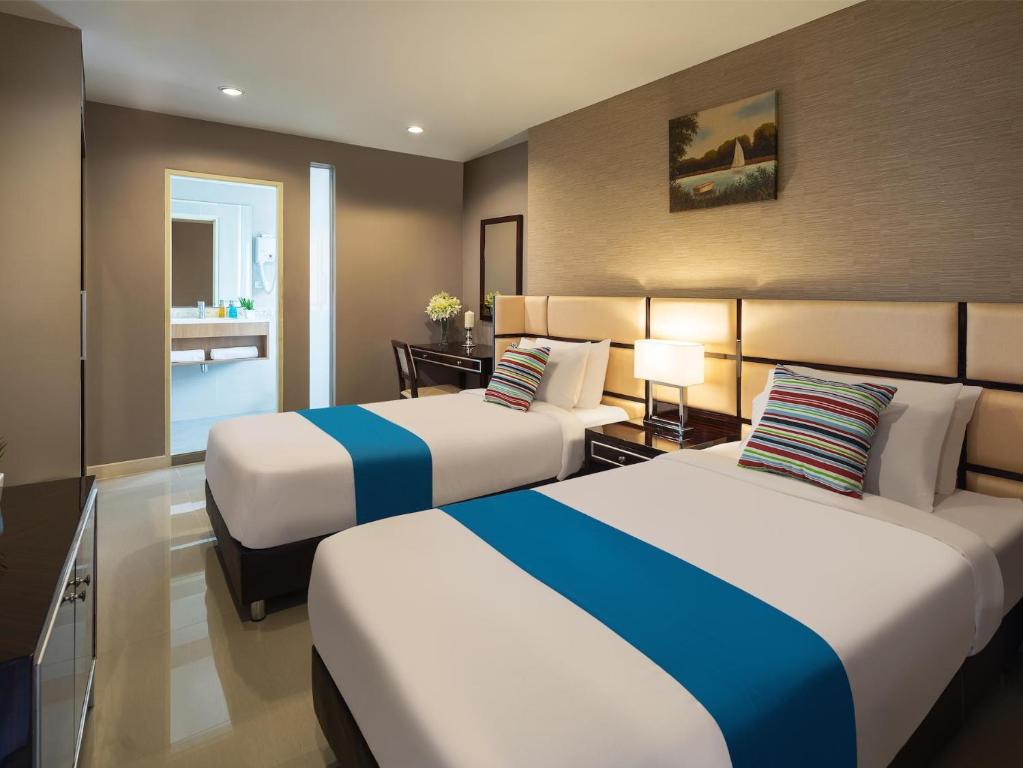 曼谷统奥广场酒店的酒店客房带两张床和一间浴室