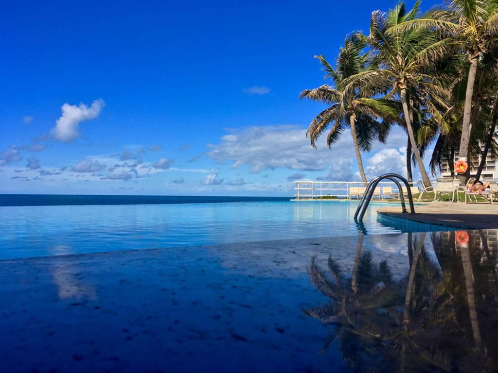 萨尔瓦多萨尔瓦多里奥福米罗美居酒店的享有棕榈树海滩和水域的景色