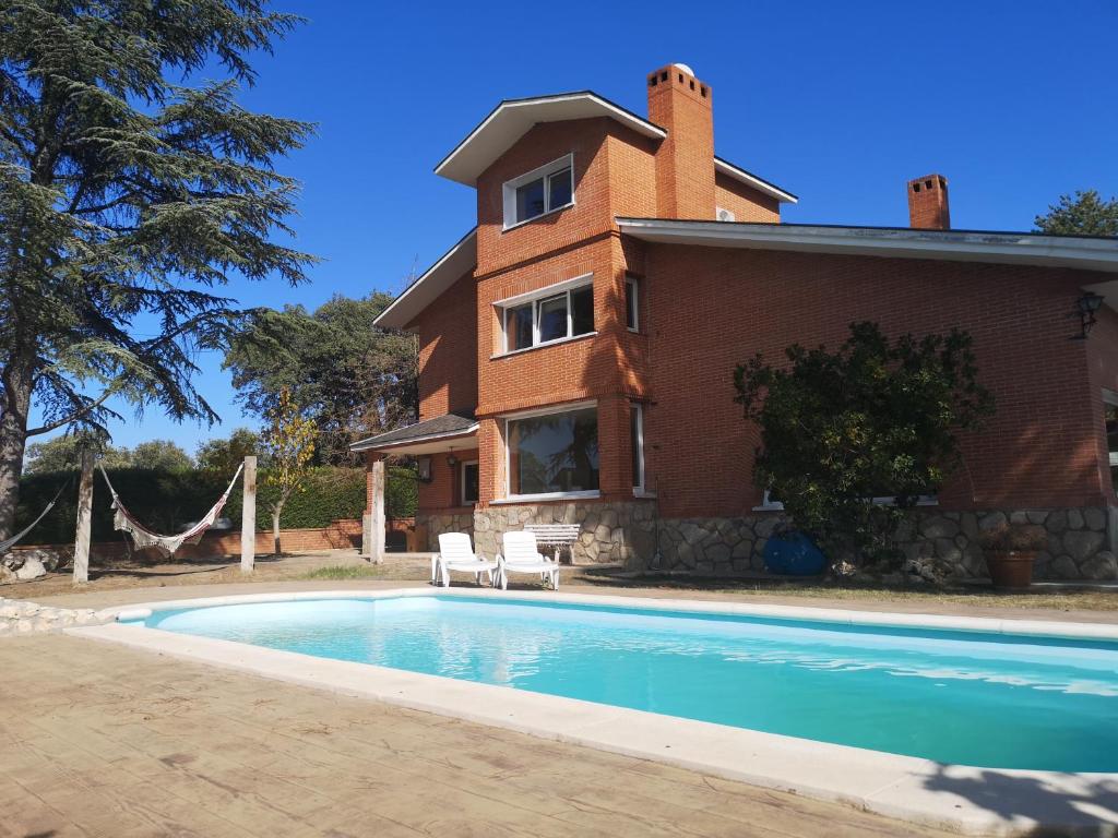 比利亚维西奥萨-德奥东Madrid Green的房屋前有游泳池的房子