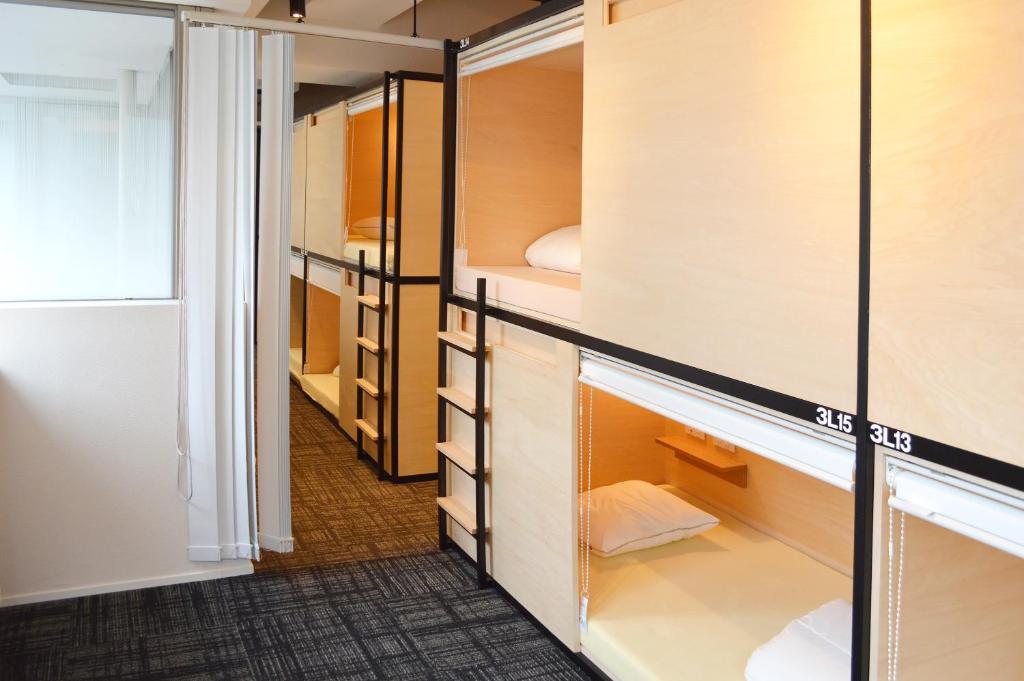 东京东京麻布旅馆的客房设有开放式橱柜和窗户。