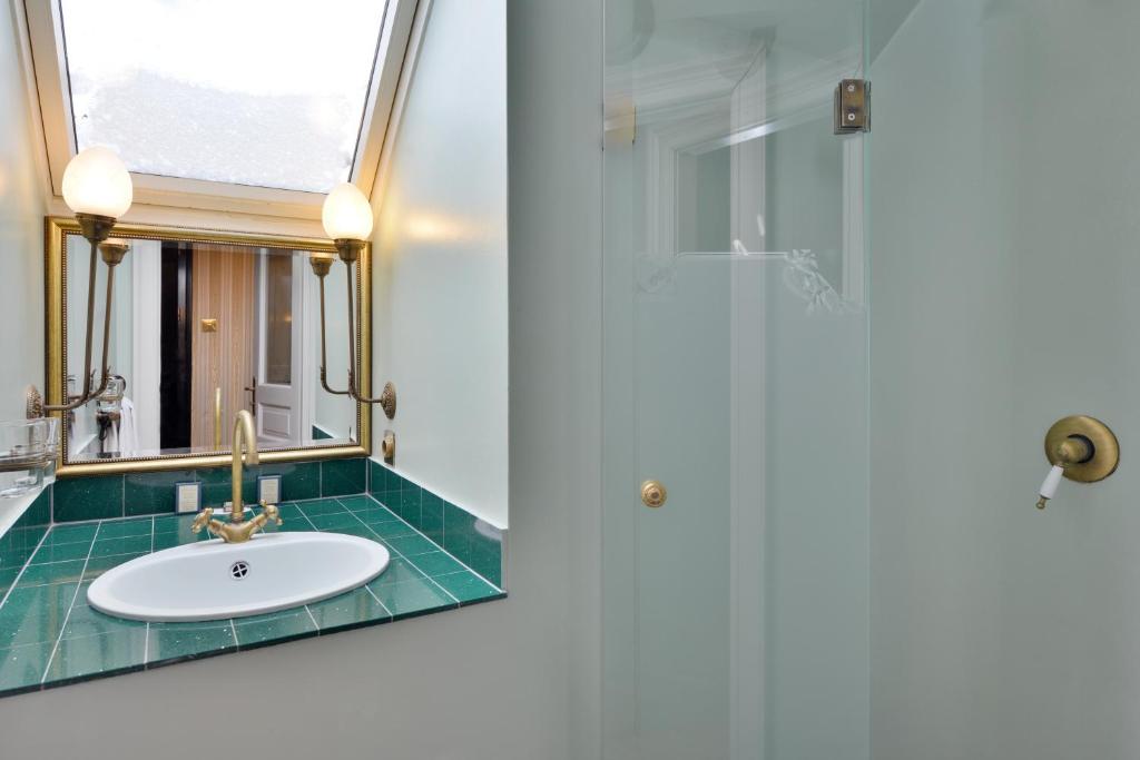 布达佩斯Gerlóczy Boutique Hotel的一间带水槽和镜子的浴室