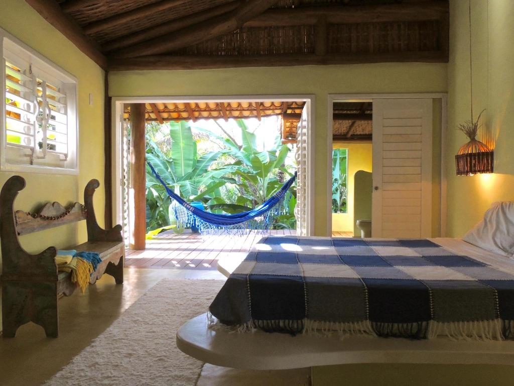 巴拉格兰德尼瓦纳海滩酒店的一间卧室设有一张床和一个滑动玻璃门