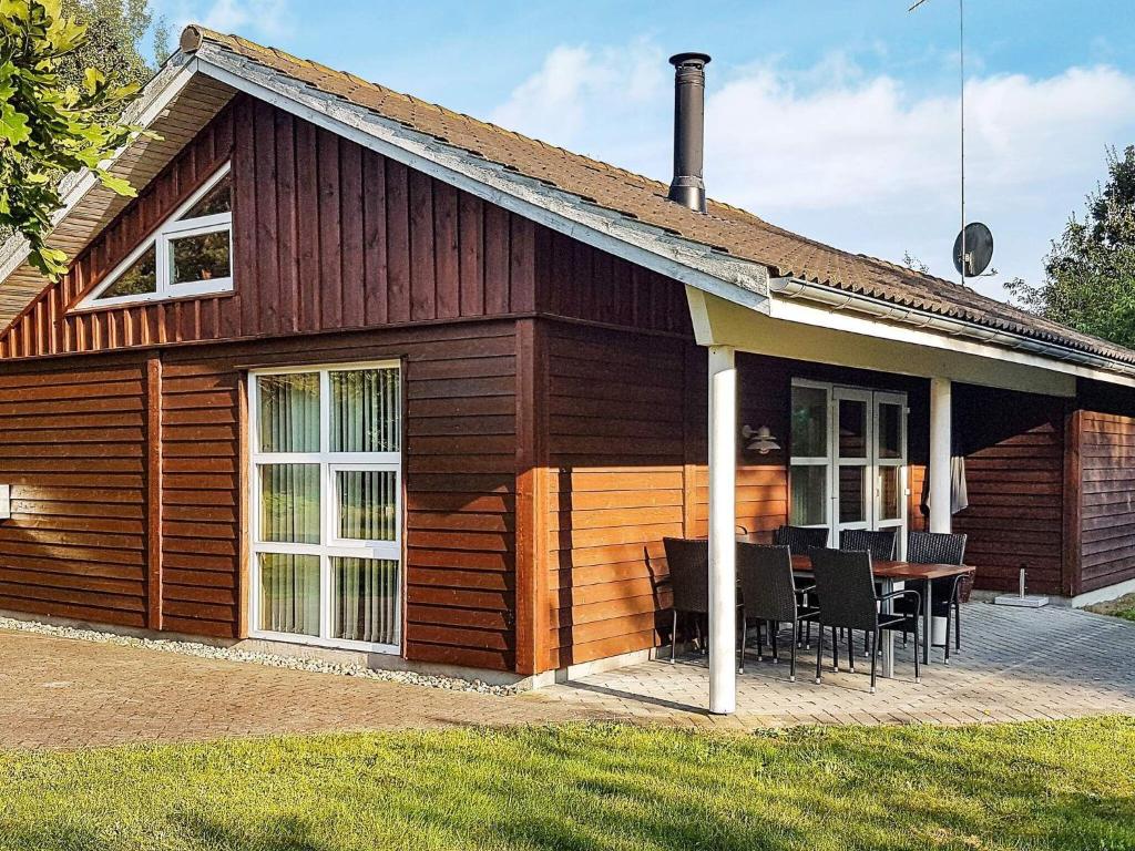 莱斯Holiday home Læsø XXIV的小木屋前面设有桌子