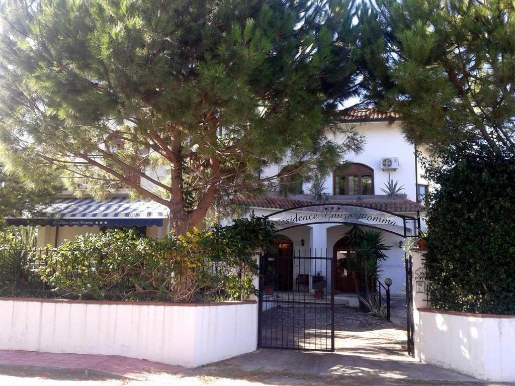 洛克里努拉蒙马酒店的前面有一棵树的白色房子
