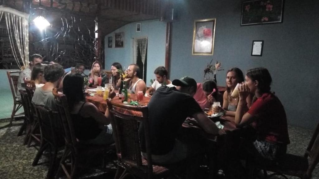 武吉拉旺Wisma Batu Mandi and offers jungle tours的一群人坐在桌子旁