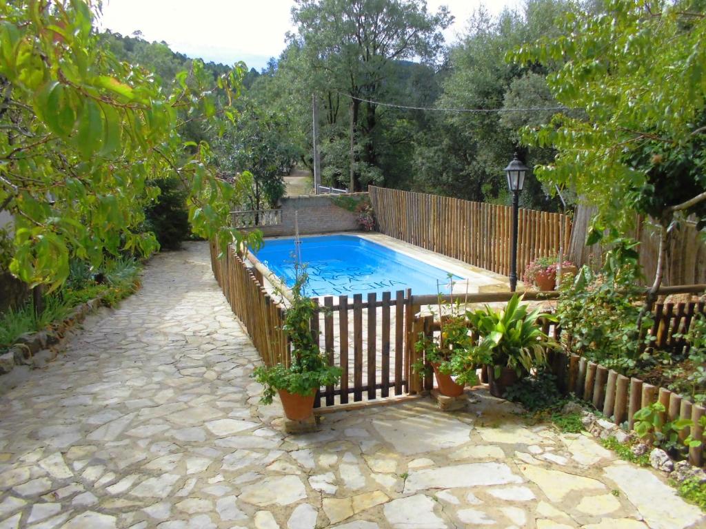 阿罗约弗里奥Alojamientos Rurales Vado Ancho La Encina的一个带围栏的院子内的游泳池