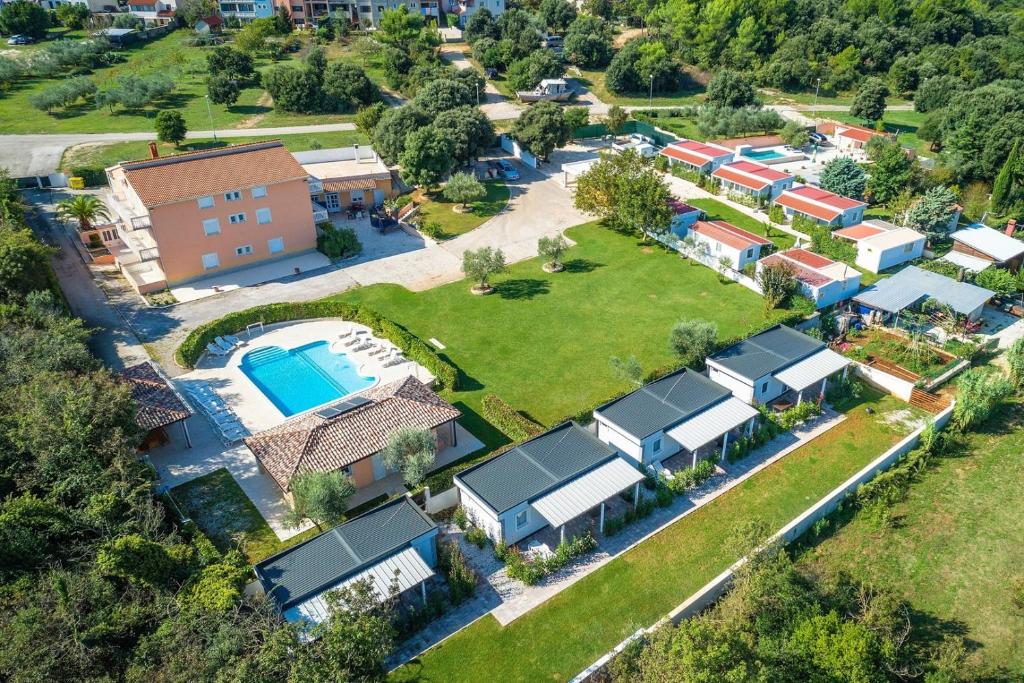 班约勒Mobile Home Rojnic的享有带游泳池的房屋的空中景致