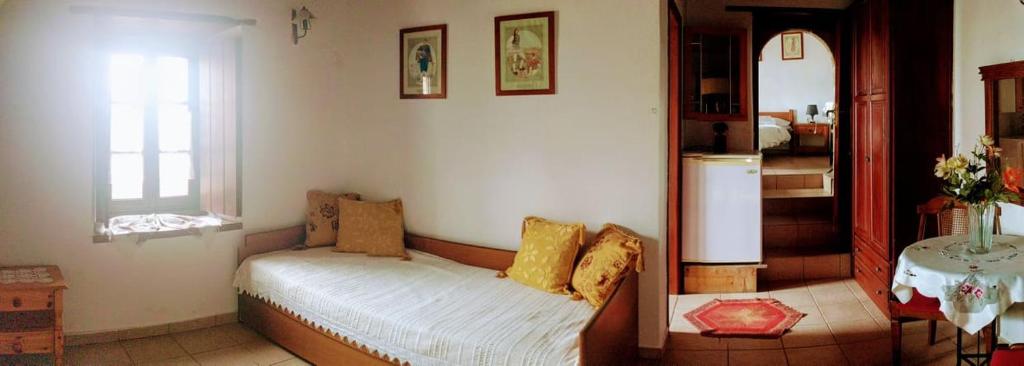 莫奈姆瓦夏高拉斯传统宾馆的客厅设有床和窗户