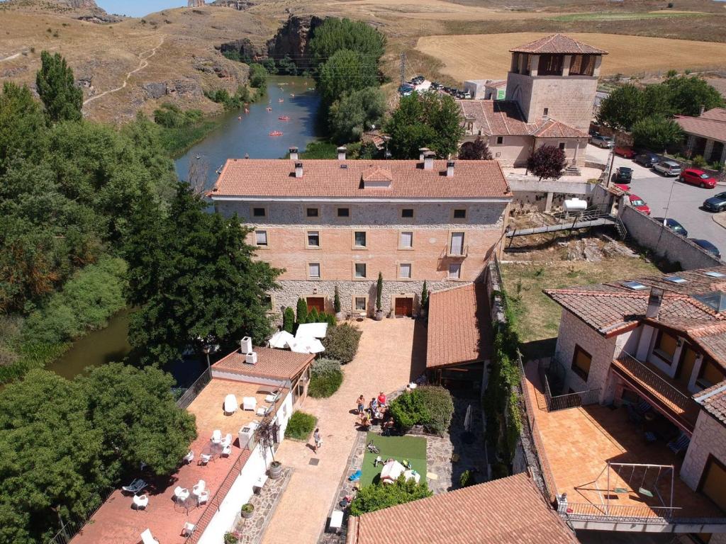 San Miguel de BernúyMolino Grande del Duratón的享有村庄和河流的空中景色