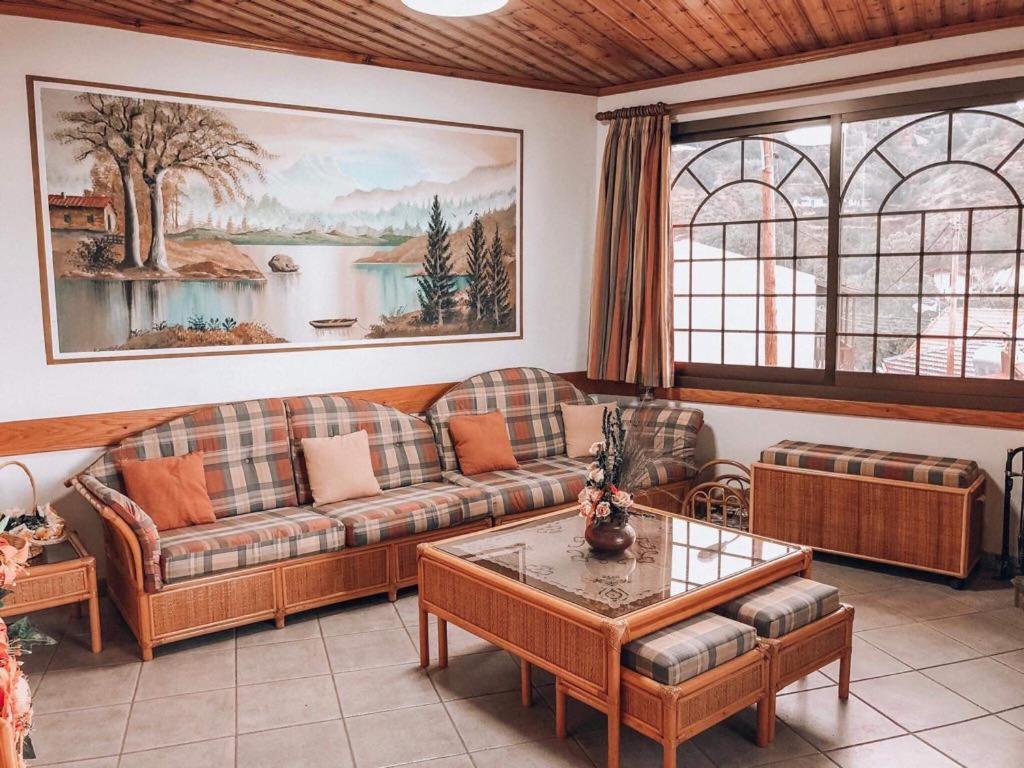 利马索尔Agridia View House的客厅配有沙发和桌子